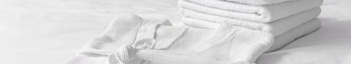 Bademantel und Handtücher in weiß
